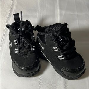 Nike Black Low-Top Sneakers Versatile Design